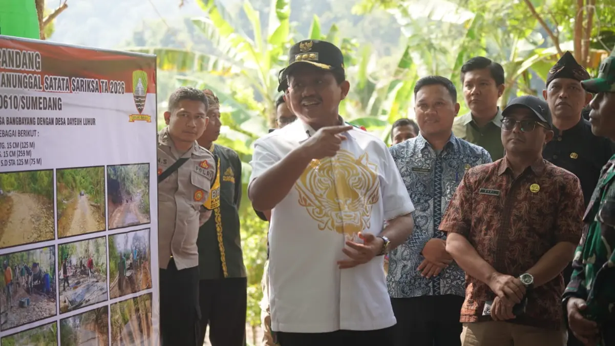 TNI Membangun Jalan, Jalur Alternatif Bangbayang- Dayeuhluhur Siap-siap Dilalui Kendaraan Bupati Sumedang Dony Ahmad Munir membuka program gotong royong bersama TNI di Desa Bangbayang Situraja, Kamis