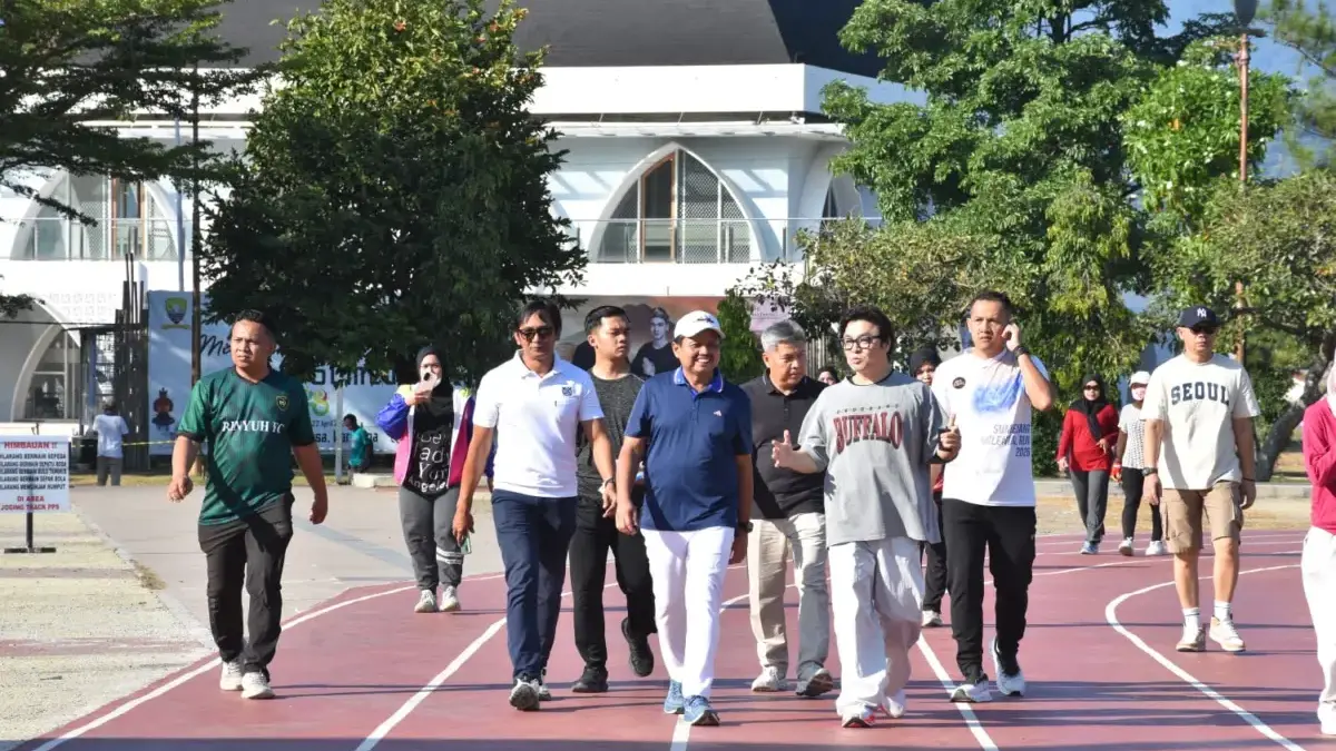 Bupati Tinjau Sarana Olahraga PPS, Ajak ASN Terapkan Gaya Hidup Aktif Bupati Sumedang H. Dony Ahmad Munir mendampingi Dr. Junsook Ioseph Hwang Director of Global R&DB Center (GRC)