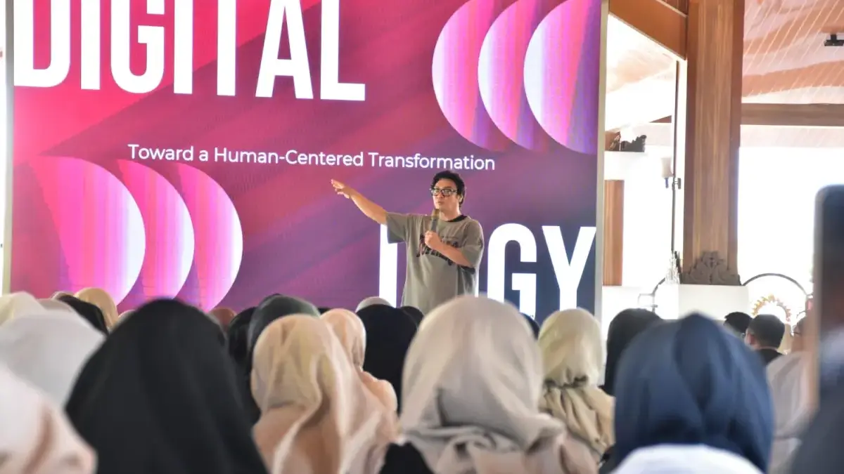 Dr. Junsook Ioseph Hwang Director of Global R&DB Center (GRC) and ASEAN Smart City Program (ASPP), di Pendopo