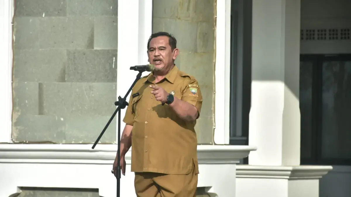 Cinta Tanah Air Dimulai dari Memungut Sampah Asisten Pemerintahan dan Kesejahteraan Rakyat (Pemkesra) Setda Kabupaten Sumedang, Dian Sukmara, mengajak selu