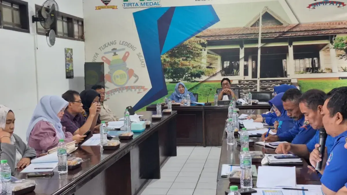 Komisi II DPRD Sumedang Soroti Krisis Debit Air, Perumda Tirta Medal Diminta Siapkan Langkah Mitigasi Perumda Tirta Medal juga terus melakukan pemantauan terhadap kondisi sumber air serta berkoordinasi dengan ber