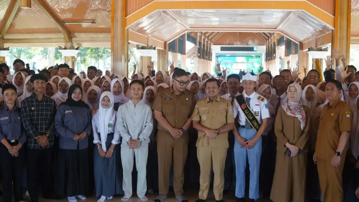 Bupati Sumedang Dony Ahmad Munir menghadiri sekaligus melantik Pengurus Forum Organisasi Siswa Intra Sekolah (