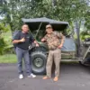 BERPOSE: Ketua Umum Barisan Rakyat Anti Korupsi Sumedang (BARAK\'S), Abah Jeep (Kanan) berfoto bersama mobil ke