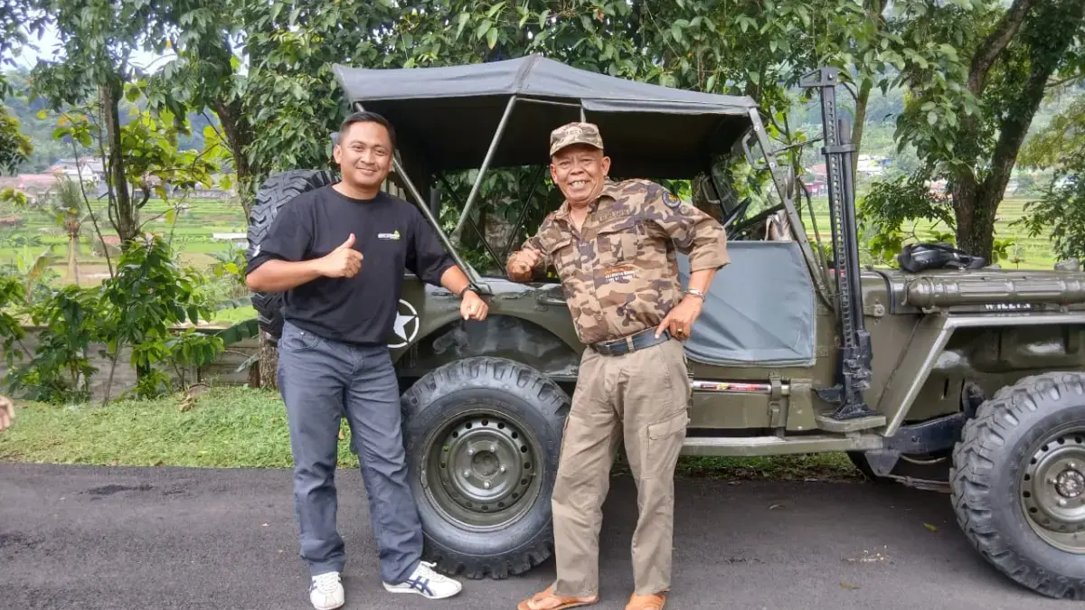 BARAK'S Tagih Janji Penyelesaian Ganti Rugi Lahan Tol Cisumdawu: Jangan Sampai Menyengsarakan Rakyat BERPOSE: Ketua Umum Barisan Rakyat Anti Korupsi Sumedang (BARAK\'S), Abah Jeep (Kanan) berfoto bersama mobil ke