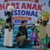 Wabup Fajar Aldila berinteraksi dengan salah seoaran peserta pengisi acara, pada momentum Hari Anak Nasional