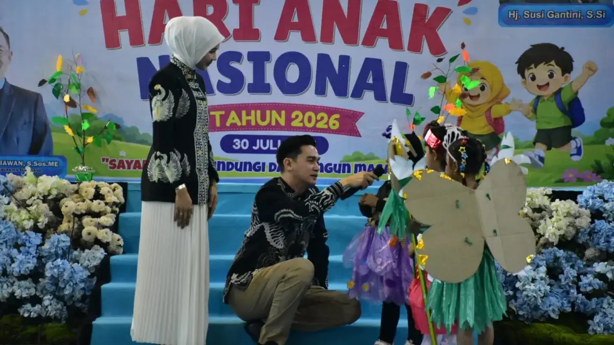 Waspada! Ruang Digital Bisa Jadi Ancaman bagi Anak Wabup Fajar Aldila berinteraksi dengan salah seoaran peserta pengisi acara, pada momentum Hari Anak Nasional