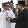 Bupati Sumedang Dony Ahmad Munir saat melantik dua Kepala Desa Antar Waktu (PAW), yakni Kepala Desa Banyuresm
