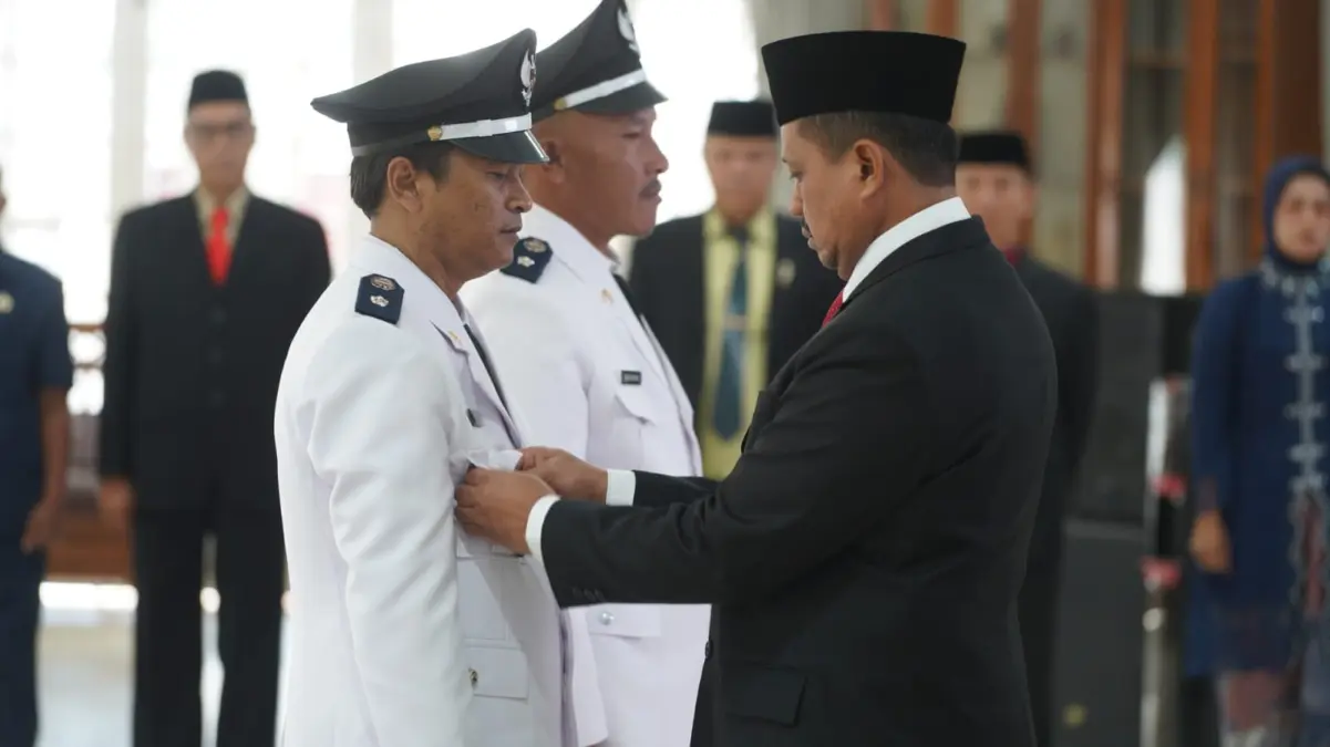 Bupati Sumedang Dony Ahmad Munir saat melantik dua Kepala Desa Antar Waktu (PAW), yakni Kepala Desa Banyuresm