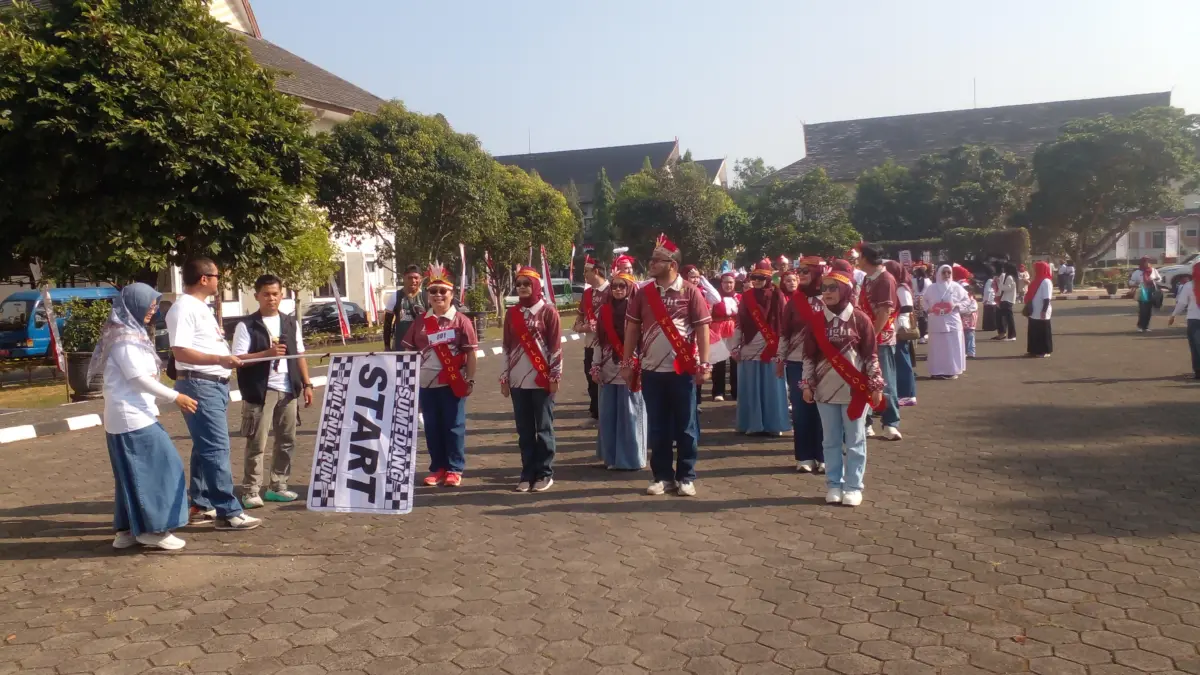 Direktur RSUD Umar Wirahadikisumah, dr. H.Enceng SP.B., M.M., saat membuka lomba gerak jalan kreasi pada kegia