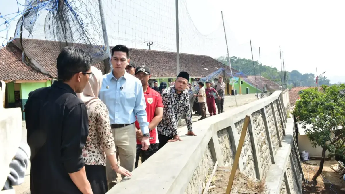 Setelah TPT Dibangun, Wabup Janjikan Rehab Toilet: Kalau Ada Kendala segera Lapor ke Disdik