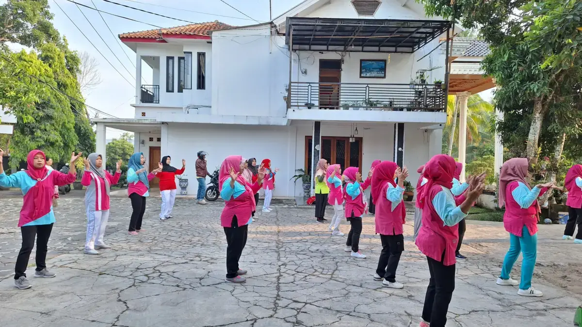 Ibu-ibu Komunitas Dania