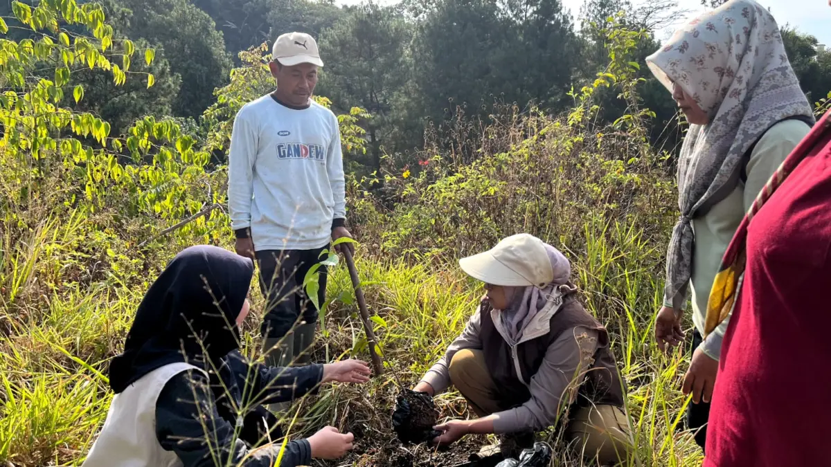 Literasi Sains Warnai KKN Mahasiswa IPB di Cibeureum Wetan, Edukasi Mitigasi Longsor hingga Budidaya Ikan KKN IPB