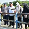 Bupati Sumedang H. Dony Ahmad Munir turun langsung meninjau Bendung Rengrang di Kabupaten Sumedang bersama din