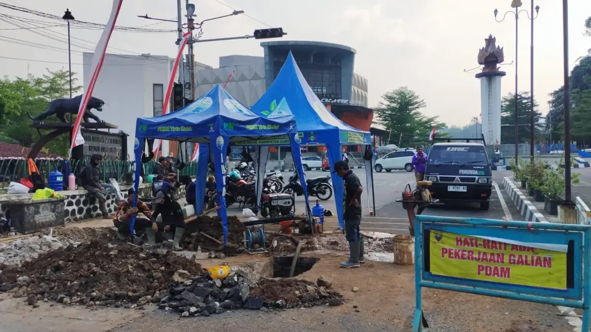 Perbaikan Pipa GI 12 Inci Masuk Titik Ketiga, Jalan Pangeran Geusan Ulun Masih Dibongkar Perbaikan Pipa GI 12 Inci Masuk Titik Ketiga, Jalan Pangeran Geusan Ulun Masih Dibongkar