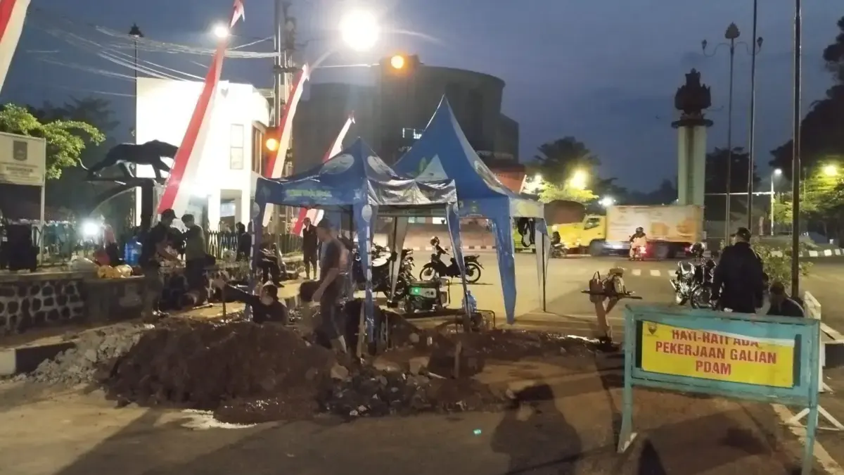 Proses Pemotongan Pipa sedang Berlangsung, Yadi: Mudah- mudahan Sebentar Lagi Tuntas Proses Pemotongan Pipa sedang Berlangsung. Yadi: Mudah - mudahan Sbentar Lagi Tuntas