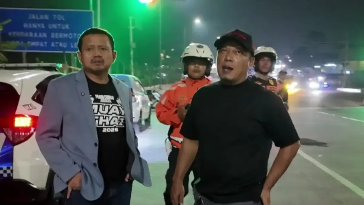 Petugas Dishub Jaga Siang dan Malam Arahkan Truk Besar Masuk Gerbang Tol Pamulihan Petugas Dishub Jaga Siang dan Malam Arahkan Truk Besar Masuk Gerbang Tol
