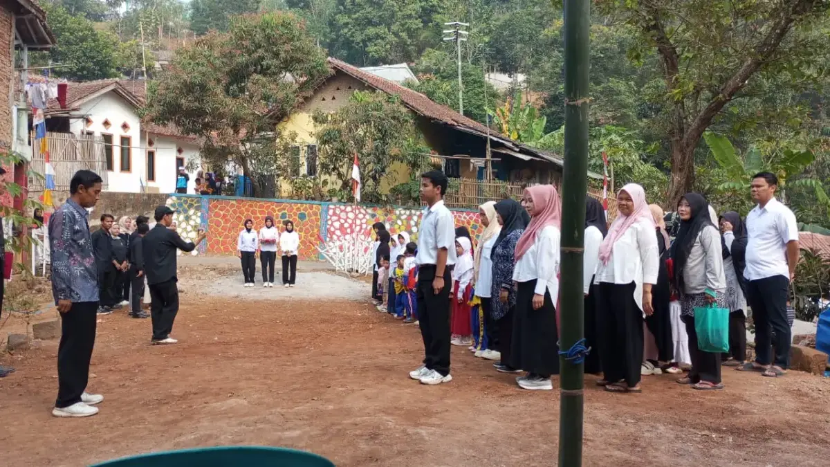 Untuk pertama kalinya dalam sejarah, upacara detik-detik Proklamasi Kemerdekaan RI digelar di tingkat RW.