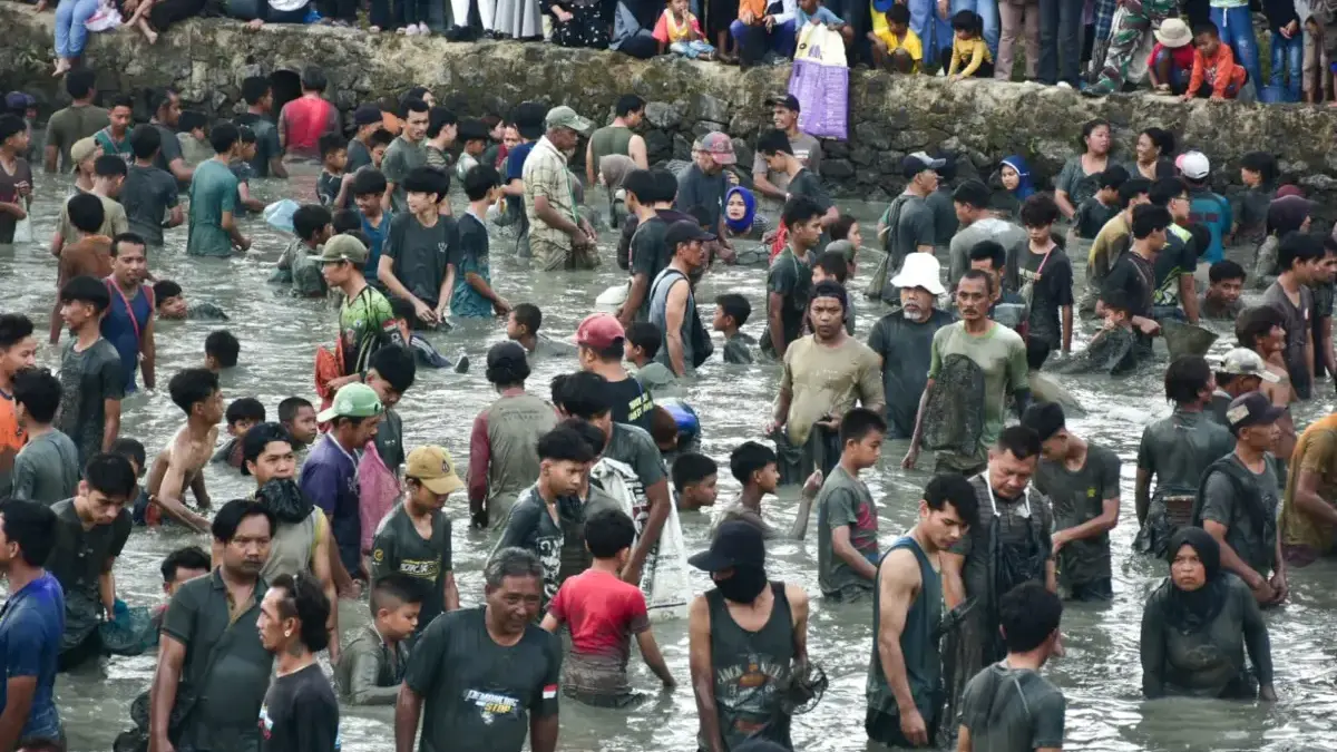 Ribuan Warga Serbu Kolam Al Kamil, 1,5 Ton Ikan Ditebar untuk Meriahkan HUT RI Ribuan Warga Serbu Kolam Al Kamil, 1,5 Ton Ikan Ditebar untuk Meriahkan HUT RI