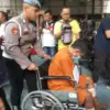 TAK BERKUTIK: Salah seorang dari kawanan maling motor terpaksa menggunakan kursi roda, lantaran tak bisa berja