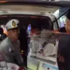 Detik-detik penyelamatan seorang bayi yang baru lahir di dalam ambulans yang mengalami kecelakaan di ruas Jala