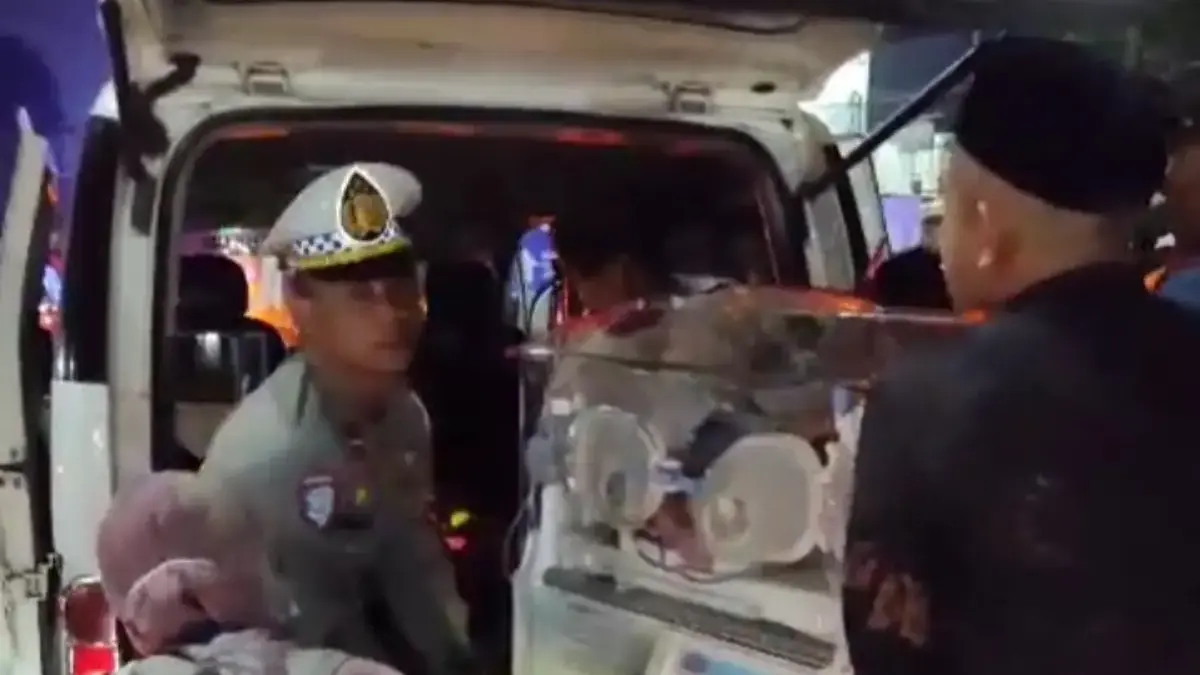 Detik-detik penyelamatan seorang bayi yang baru lahir di dalam ambulans yang mengalami kecelakaan di ruas Jala