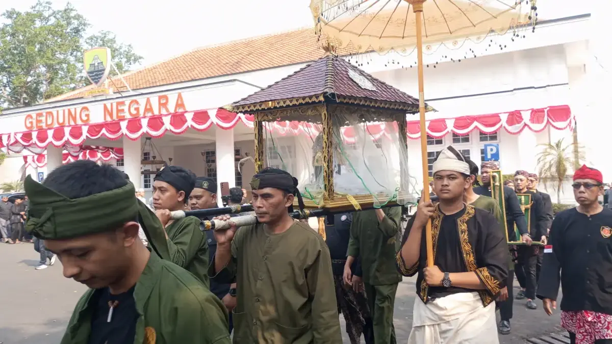Kirab Alit dan Jamasan Pusaka Keraton Sumedang Larang, Tradisi yang Mengikat Sejarah dan Ketakwaan Kirab Alit dan Jamasan Pusaka Keraton Sumedang Larang, Tradisi yang Mengikat Sejarah dan Ketakwaan