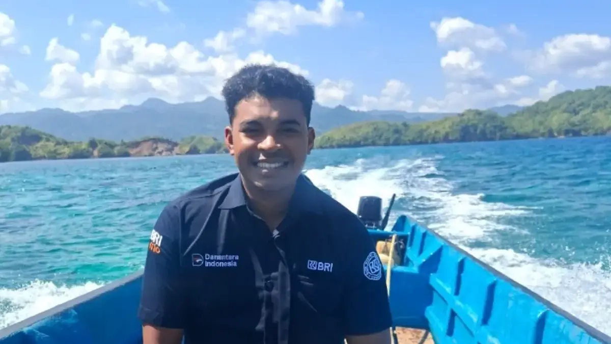 Menembus Ombak, Mantri BRI Hadirkan Layanan Perbankan di Kepulauan Maluku Utara Menembus Ombak, Mantri BRI Hadirkan Layanan Perbankan di Kepulauan Maluku Utara