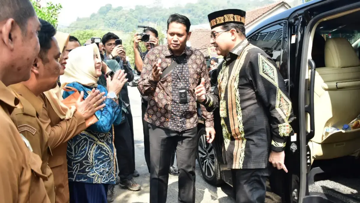 Ziarah Makam Tjoet Nja Dhien, Menteri Ekraf RI Jajaki Penguatan Ekonomi Kreatif Berbasis Budaya di Sumedang Sekretaris Daerah Kabupaten Sumedang Tuti Ruswati menerima kunjungan kerja Menteri Ekonomi Kreatif Republik In