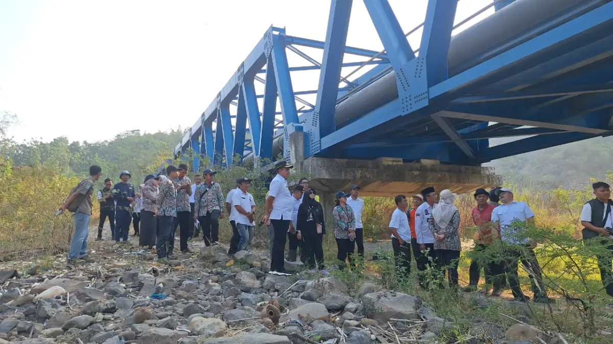 Pencurian Aset Bendung Rengrang Ancam Keselamatan, Dony: Pelaku Akan Diproses Hukum Bupati Sumedang H. Dony Ahmad Munir menegaskan akan mengambil tindakan tegas terhadap pelaku pencurian aset di