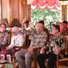 Pemerintah Kabupaten Sumedang mendorong lahirnya motif batik khas Sumedang yang mampu merepresentasikan sejara