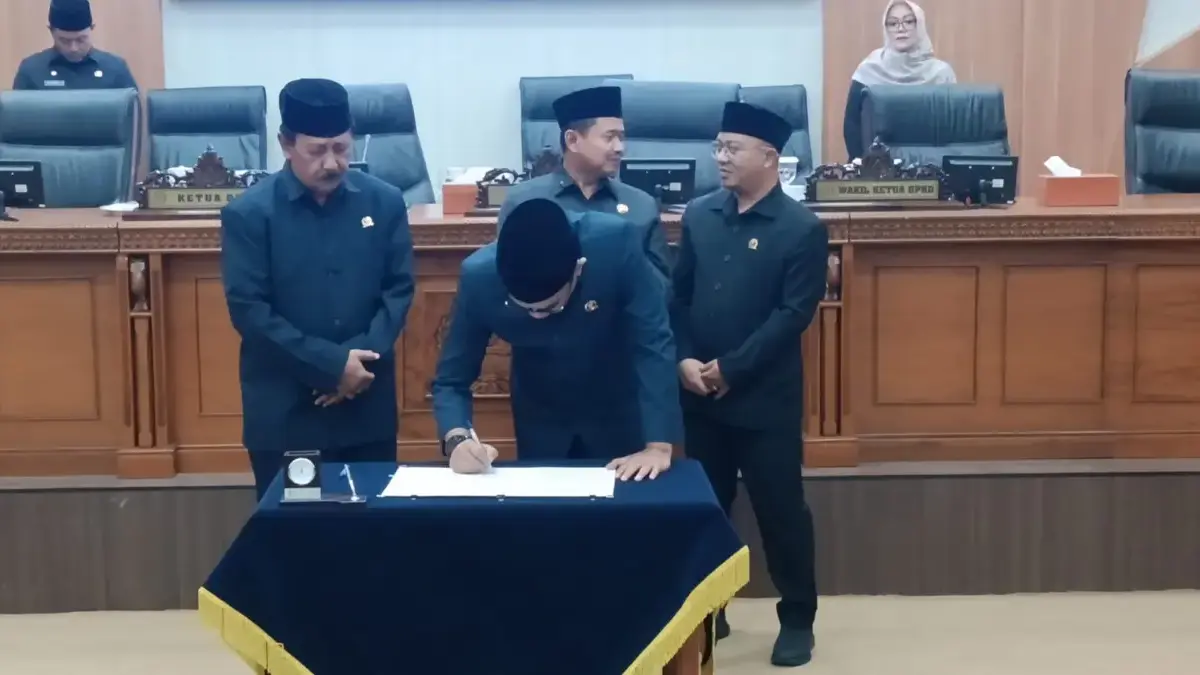 DPRD dan Pemkab Sumedang Sepakati Nota KUA-PPAS 2027, Anggaran Harus Mengakar pada Kepentingan Masyarakat DPRD Kabupaten Sumedang bersama Pemerintah Daerah Kabupaten Sumedang menandatangani Nota Kesepakatan mengenai