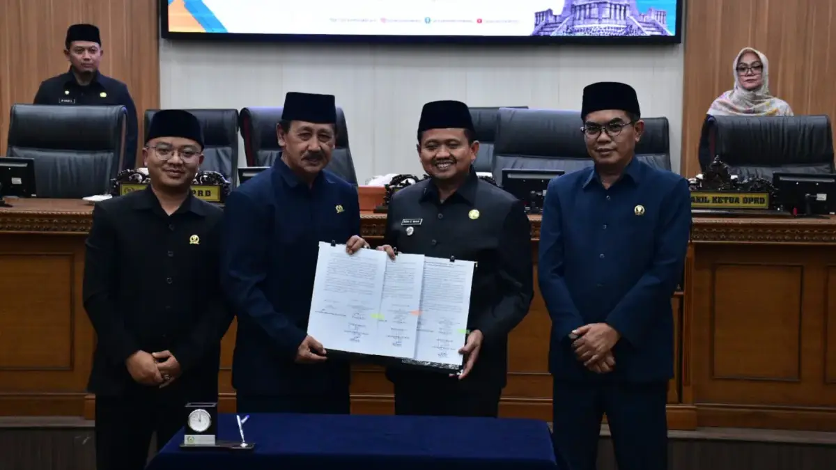 Hadapi Tahun 2027, Sumedang Fokus Pada 5 Hal ini Pemkab dan DPRD Sumedang sepakat dan menandatangi Nota Kesepakatan KUA dan PPAS 2027 dalam Rapat Paripurna DP