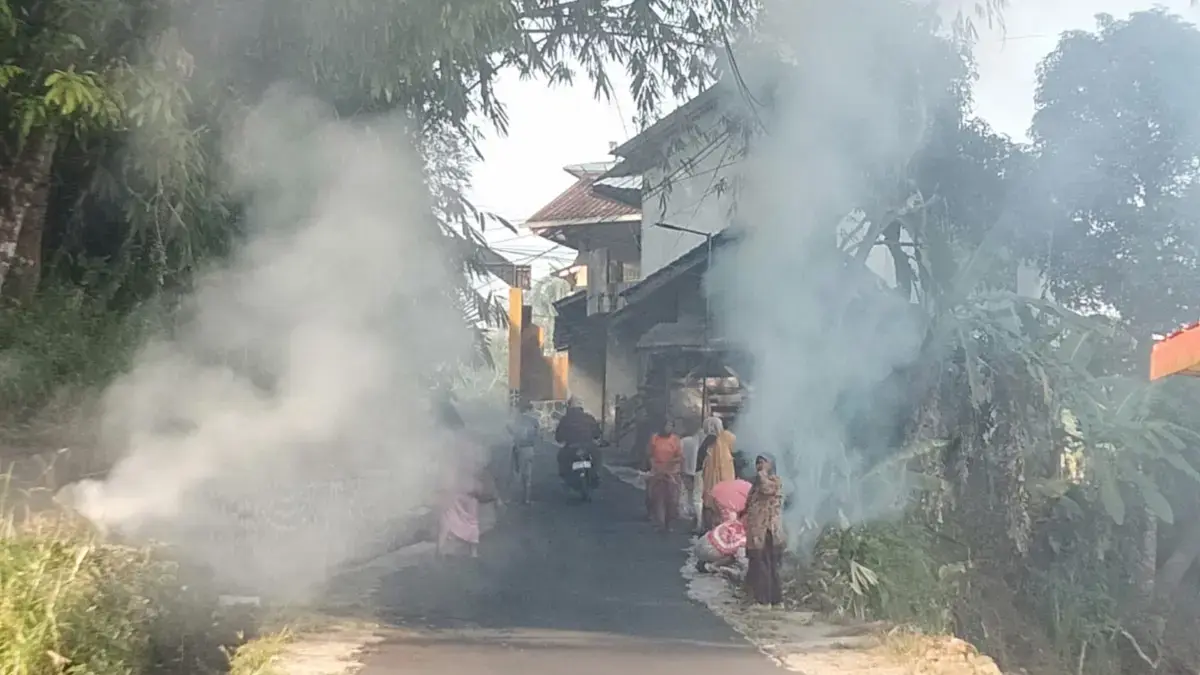 Kerja Bakti Tiga Bulan Sekali, Warga Desa Cipanas Kompak Jaga Kebersihan Lingkungan