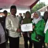 Deti Kurnia (47), warga Desa Cibeureum Kulon, Kecamatan Cimalaka, menjadi contoh keberhasilan penerima bantuan