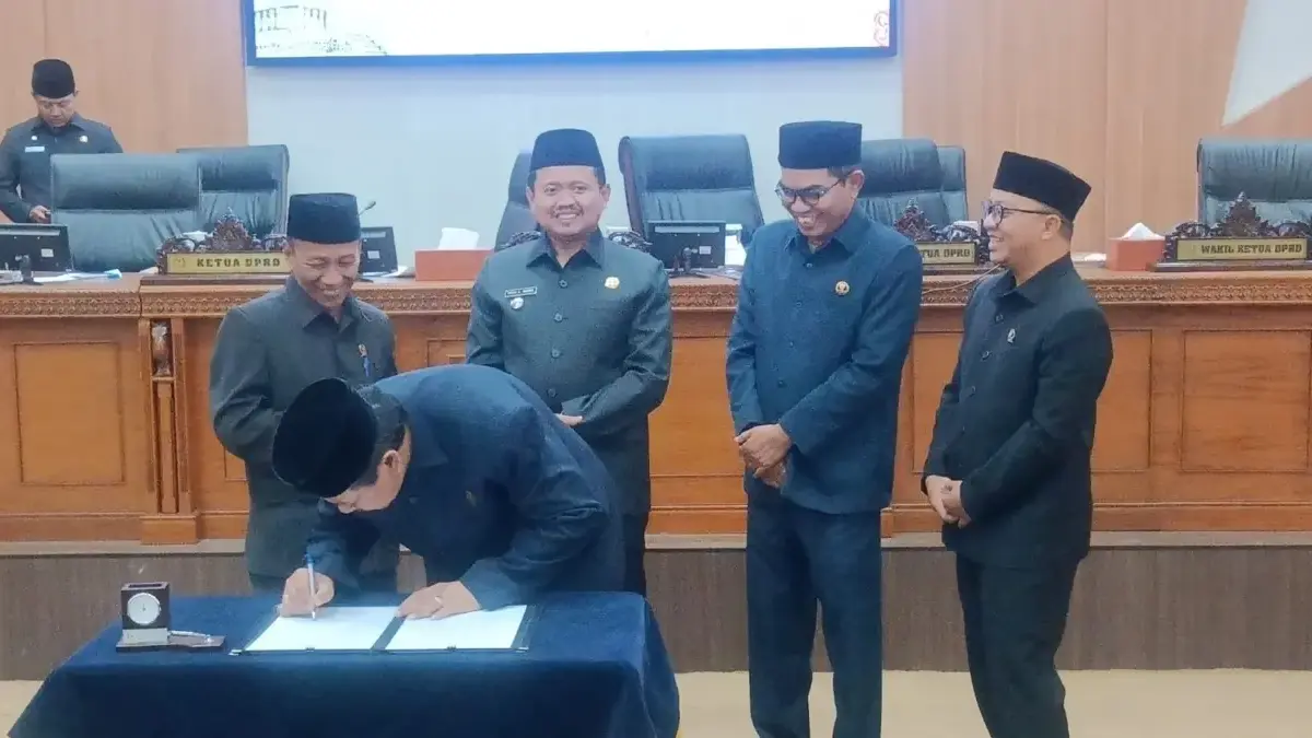 Rapat Paripurna DPRD Kabupaten Sumedang dengan agenda penandatanganan Nota Kesepakatan Perubahan Kebijakan Umu