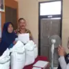 484 Warga Kebonjati Terima Bantuan Beras