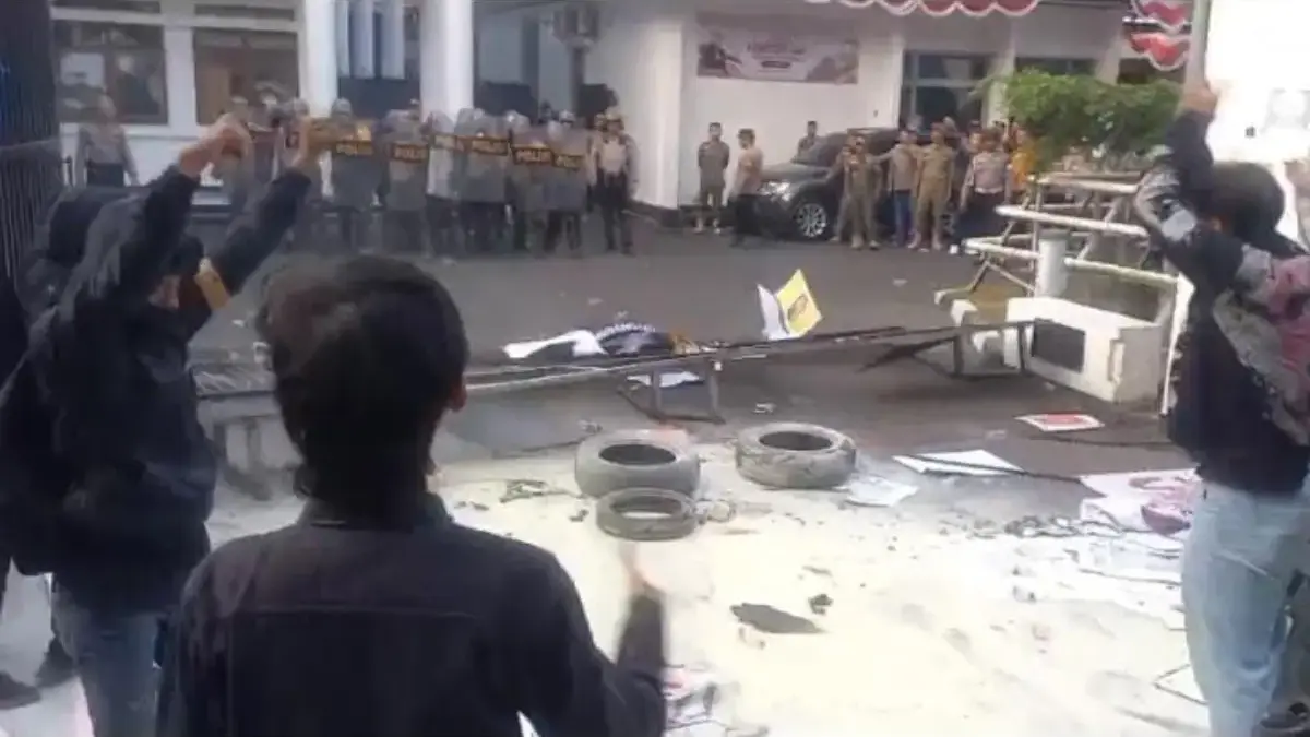 Gerbang  DPRD Sumedang Ambruk, Aktivis Desak Kasus  Wabup Ddibuka 