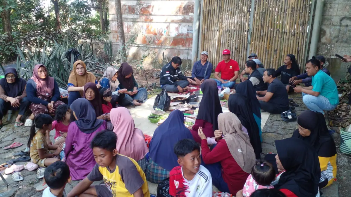 Bertahun-tahun Dinanti, Warga Licin Gelar Syukuran Usai Jalan Ciburial Kini Mulus \'Leucir\'