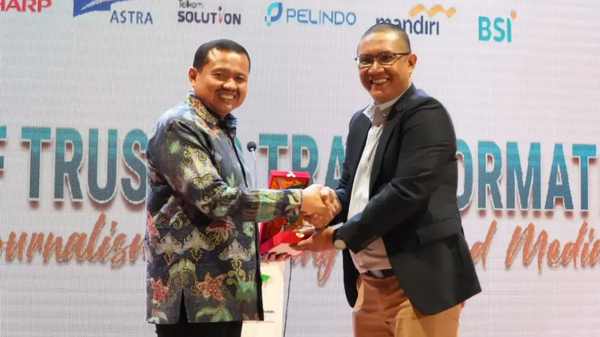 Bupati Dony Raih Penghargaan “Tokoh Pelopor Digitalisasi Birokrasi”