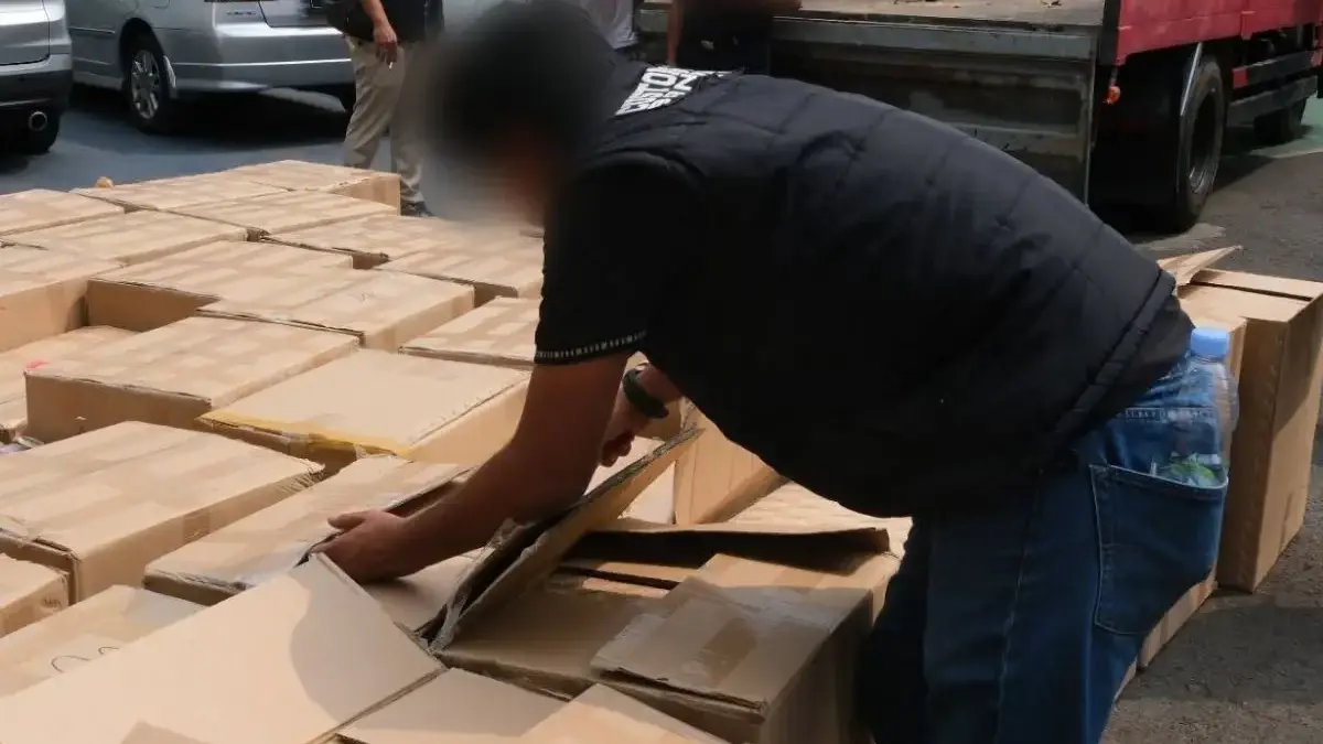 Truk Kelapa Bawa Rokok Ilegal Truk Kelapa Bawa Rokok Ilegal