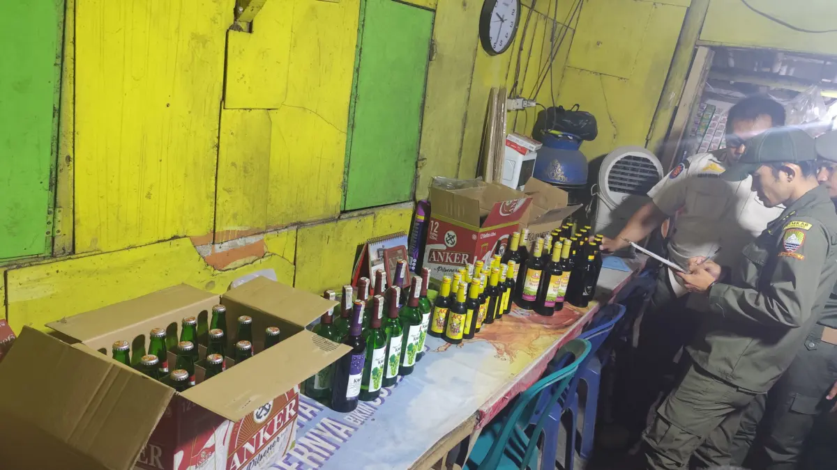 Puluhan Botol Miras Disita Satpol PP Menyisir Warung di Jalan Bandung Cirebon Puluhan Botol Miras Disita Satpol PP Menyisir Warung di Jalan Bandung Cirebon