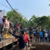Gotong Royong Bangun Jembatan Merah Putih