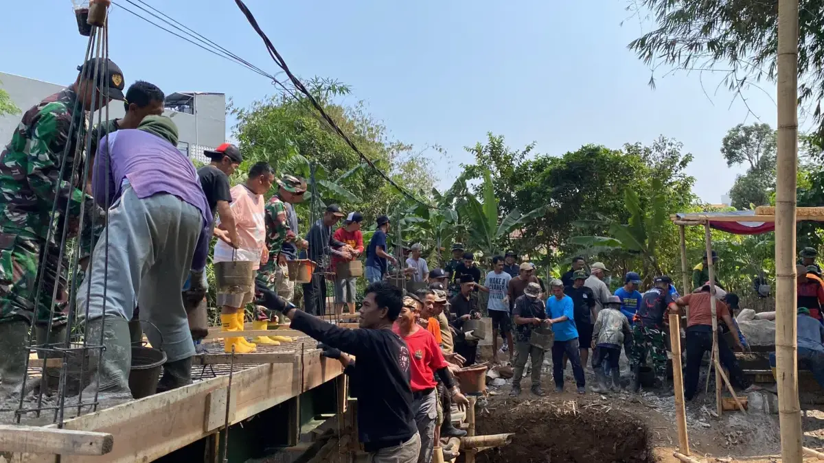 Gotong Royong Bangun Jembatan Merah Putih Gotong Royong Bangun Jembatan Merah Putih