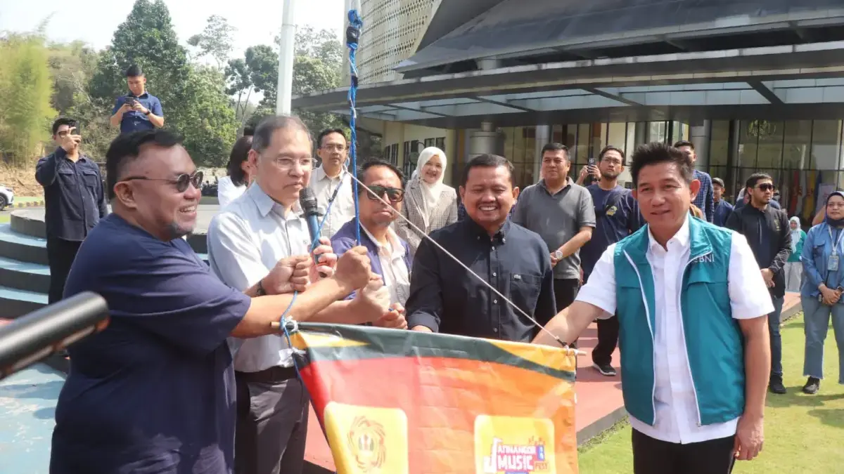 Bupati Ajak Alumni Unpad Kawal Solusi Pembatasan Kendaraan Berat di Jatinangor Bupati Ajak Alumni Unpad Kawal Solusi Pembatasan Kendaraan Berat di Jatinangor