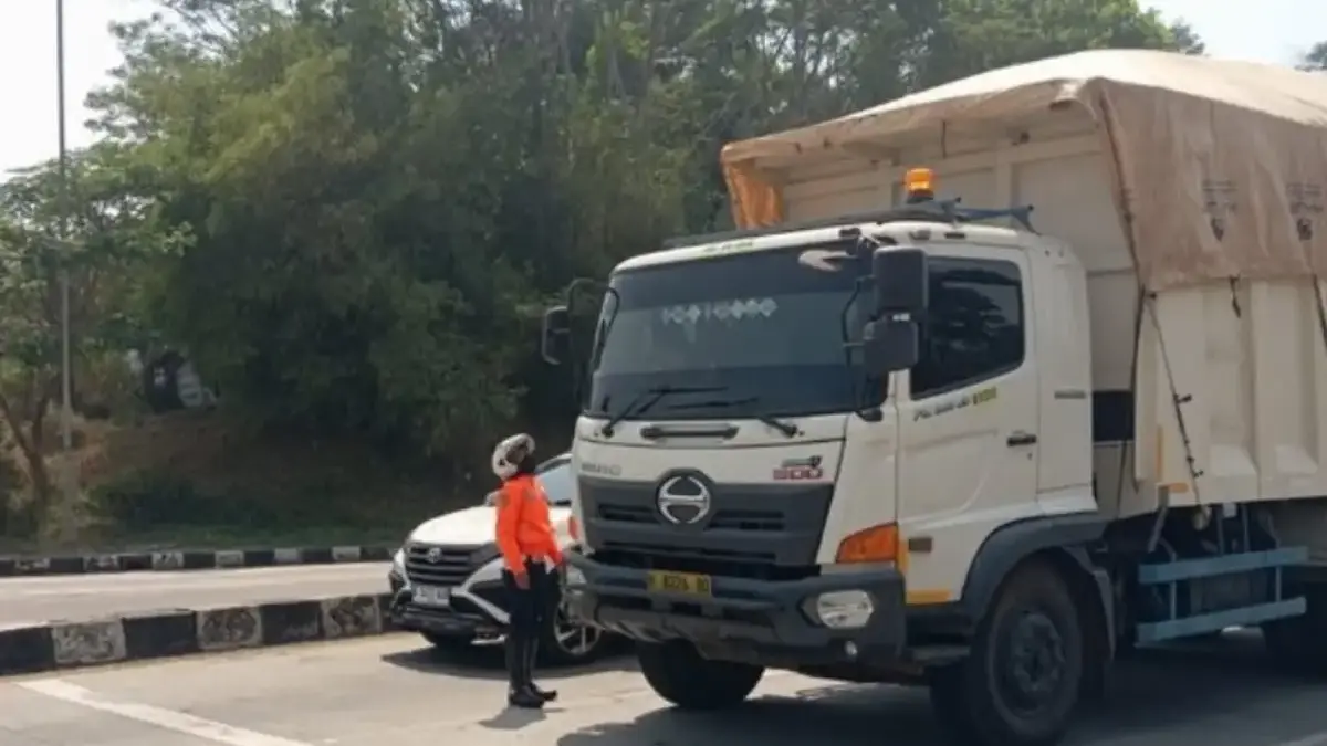 Kawal Pembatasan, Tronton Dilarang Masuk Kawal Pembatasan, Tronton Dilarang Masuk