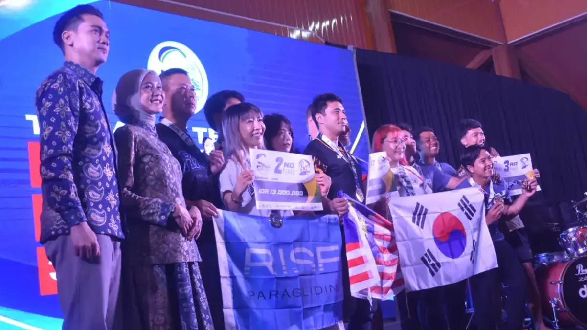 Jafro Megawanto dan Zhenjun Zhao Bersinar Jafro Megawanto dan Zhenjun Zhao Bersinar