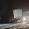 Truk Tronton Tak Kuat Menanjak di Jalan Raya Simpang-Parakanmuncang, Kemacetan Tak Terindahkan 