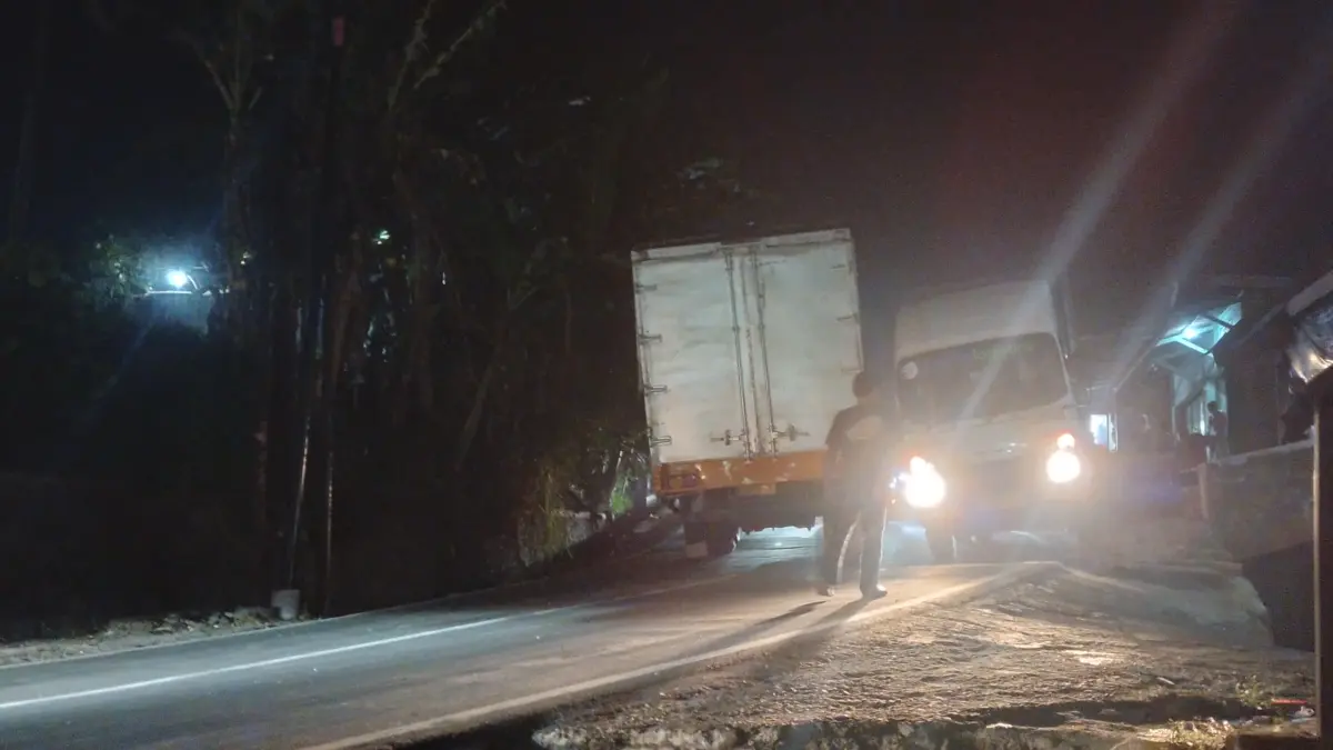Truk Tronton Tak Kuat Menanjak di Jalan Raya Simpang-Parakanmuncang, Kemacetan Tak Terindahkan Truk Tronton Tak Kuat Menanjak di Jalan Raya Simpang-Parakanmuncang, Kemacetan Tak Terindahkan