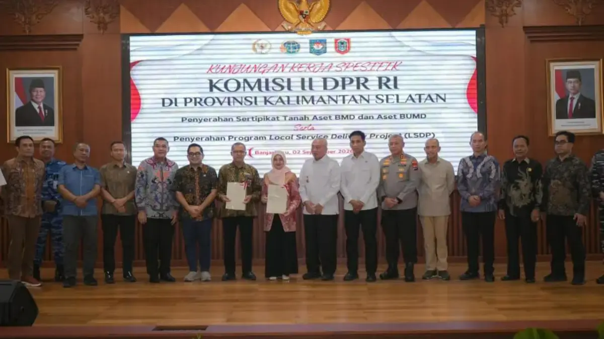 Serahkan Sertipikat Aset BMD dan BUMD Pemprov Kalsel, Wamen Ossy: Perkuat Kepastian Hukum Aset Daerah Serahkan Sertipikat Aset BMD dan BUMD Pemprov Kalsel, Wamen Ossy: Perkuat Kepastian Hukum Aset Daerah
