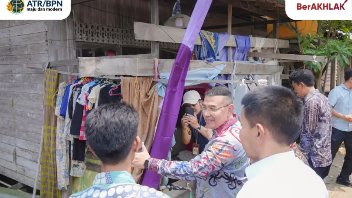 Wamen Ossy Serahkan Sertipikat bagi MBR di Kalsel, Dukung Penyediaan Rumah Layak Huni Lewat Legalitas Tanah Wamen Ossy Serahkan Sertipikat bagi MBR di Kalsel, Dukung Penyediaan Rumah Layak Huni Lewat Legalitas Tanah